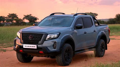 Pick-up Nissan Navara in un contesto urbano