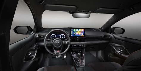 Interni di una Toyota Yaris Hybrid Active