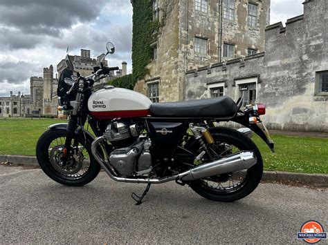 Royal Enfield Interceptor 650 su strada