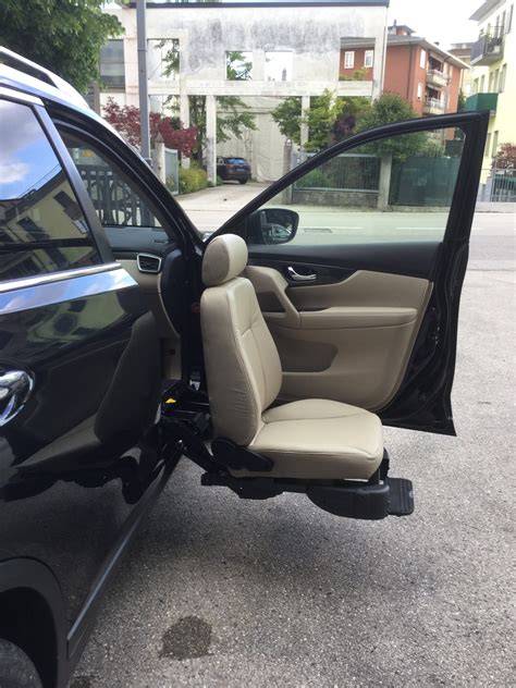 Interno di un'auto modificata con sedile girevole per facilitare il trasferimento