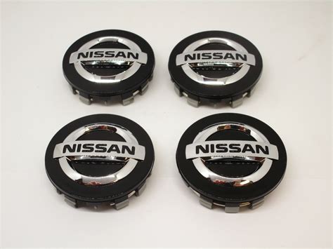 Dettaglio di un coprimozzo aftermarket con logo Nissan generico