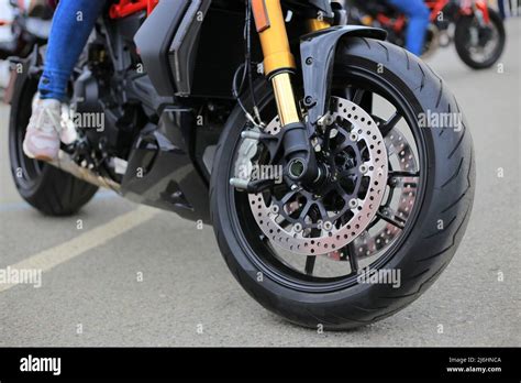 Ruota anteriore di una moto montata