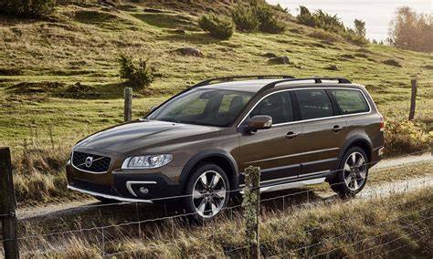 Volvo XC70 in un ambiente naturale