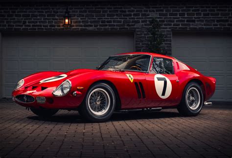 Ferrari 250 GTO del 1962 in azione durante una gara in salita