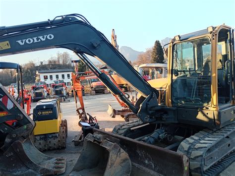 Escavatore Volvo ECR88 Plus in un cantiere urbano