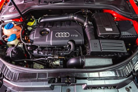 Audi A3 2.0 TDI con cofano aperto per ispezione motore