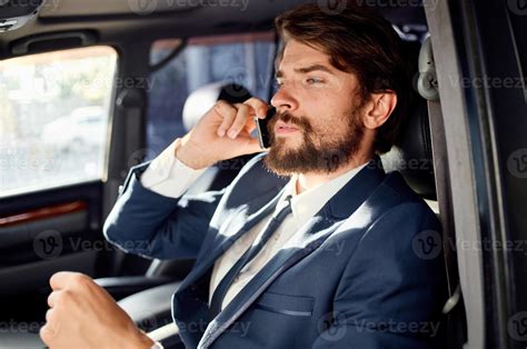 Uomo al telefono che esprime disappunto con la concessionaria