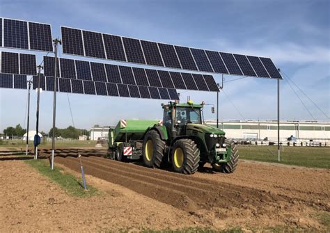 Transporter agricolo in azione su terreno impervio
