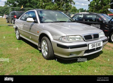 Interni della Rover 216 Coupé con inserti in legno