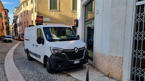 Furgone ibrido parcheggiato in città