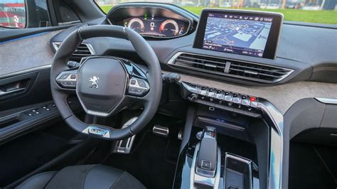 Interni Peugeot 3008 con grande schermo panoramico