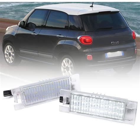 Fiat 500L con luci targa LED accese di notte