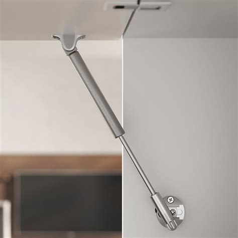 Design di un pistone a gas Kraby Ferramenta Livenza installato su un mobile da cucina