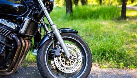 Vista esplosa della forcella anteriore di una moto