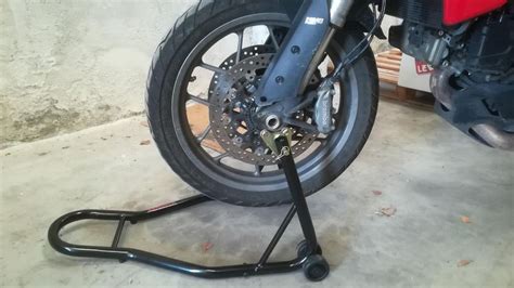 Cavalletto anteriore moto in azione