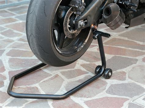 Moto su cavalletto posteriore con sistema di manovra