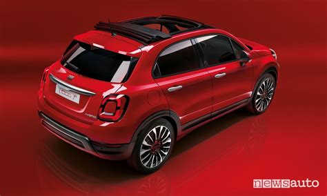 Vista posteriore Fiat 500X con logo Hybrid