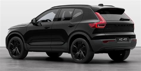 Volvo XC40 Black Edition parcheggiata in ambiente urbano