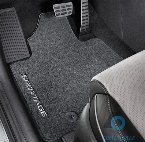 Interni KIA Sportage con tappetini in velluto nero e logo ricamato