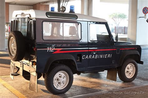 Dettaglio degli interni personalizzati su base Defender ex Carabinieri