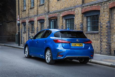 Lexus CT Hybrid in ambiente urbano