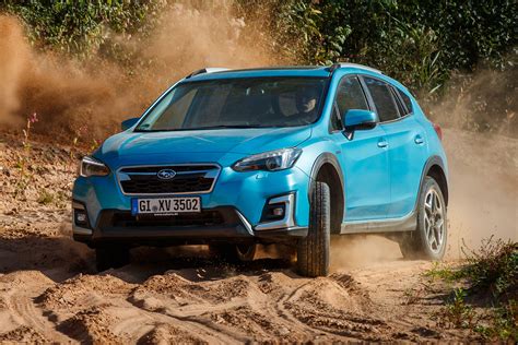 Subaru XV e-Boxer in azione su strada sterrata