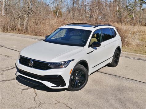 Volkswagen Tiguan bianca con cerchi neri su strada