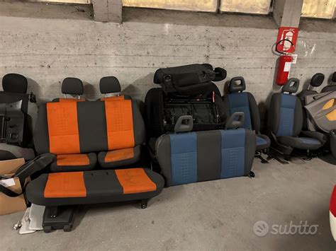 Varietà di sedili auto usati disponibili su un marketplace