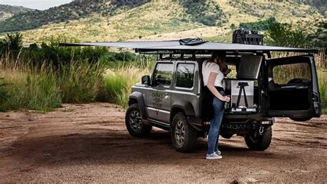 Camion 4x4 modificato per il campeggio con tenda sul tetto in un paesaggio desertico