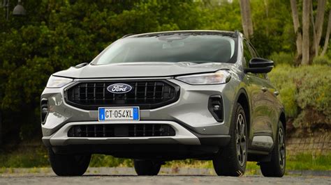 Ford Kuga 2010 su strada bagnata con tergicristalli in funzione