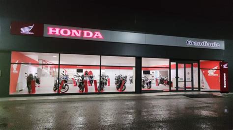 Interni concessionaria Honda con moto in esposizione