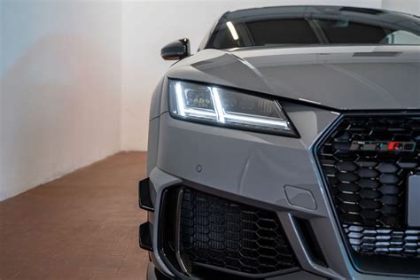 Dettaglio del frontale Audi TT con fari a LED