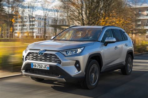 Toyota RAV4 Hybrid in un contesto sterrato