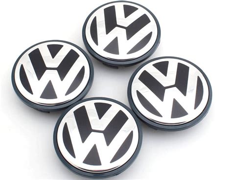 Coprimozzi rossi con logo VW su cerchi di una Golf GTI