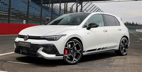 Vista laterale di una Golf GTI moderna con accenti rossi discreti