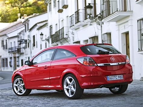 Opel Astra GTC 2008 vista laterale