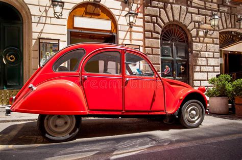 Automobile d'epoca in una strada cittadina