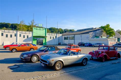 Vecchie automobili in esposizione