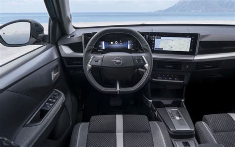 Interni Opel Frontera 2024 con doppio schermo