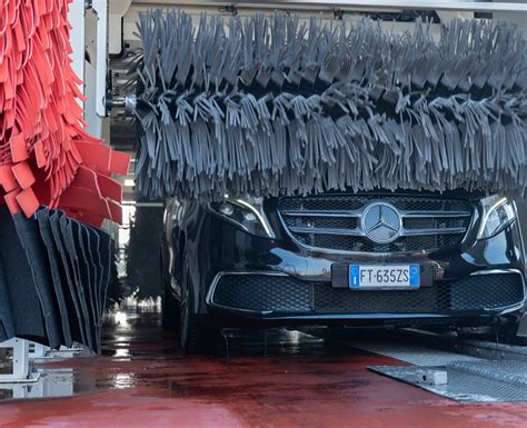 Dettaglio sui servizi di autolavaggio professionale