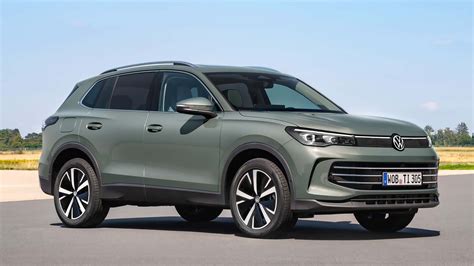 Volkswagen Tiguan con sistema di riconoscimento della segnaletica stradale attivo