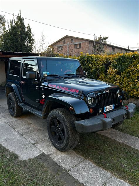 Jeep CJ7 in azione su un percorso fuoristrada