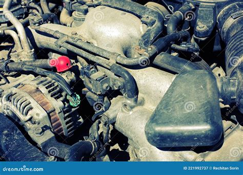 Motore arrugginito di un'auto