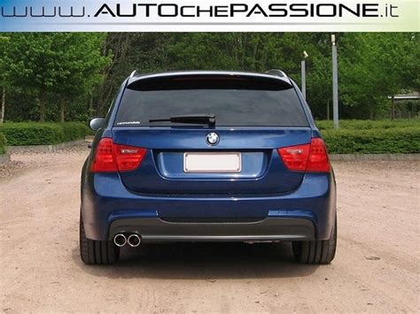 Vista posteriore di una BMW Serie 3 E91 Touring con luci di posizione accese