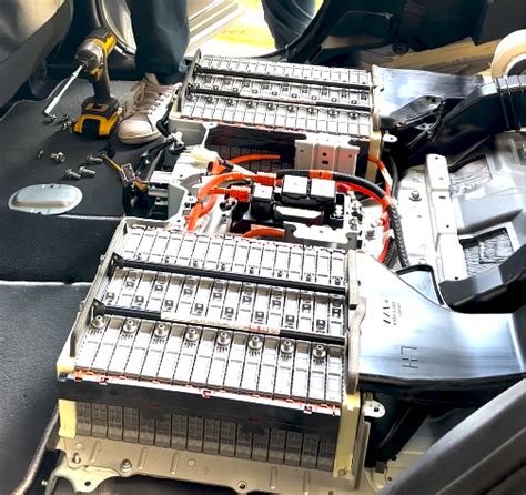 Dettaglio del pacco batteria della Toyota C-HR+