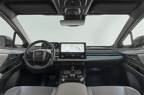 Interni della Toyota C-HR+ con schermo infotainment