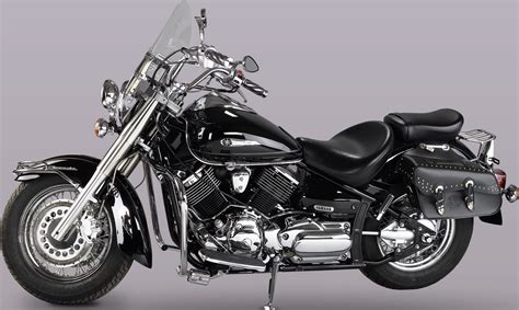 Motocicletta Yamaha Dragstar con cerchio posteriore allargato