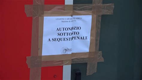 Veicolo con un cartello di sequestro