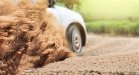Una gara di rally su strada sterrata