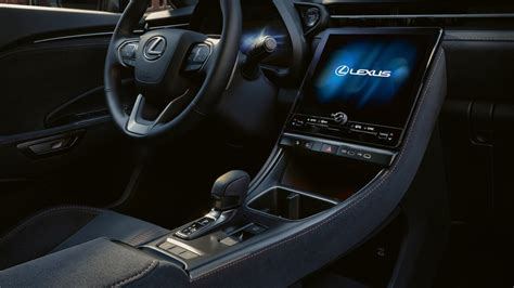 Interni lussuosi della Lexus ES Hybrid